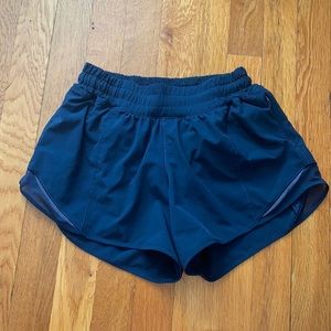 Lululemon Low Rise Hotty Hot Short 4”